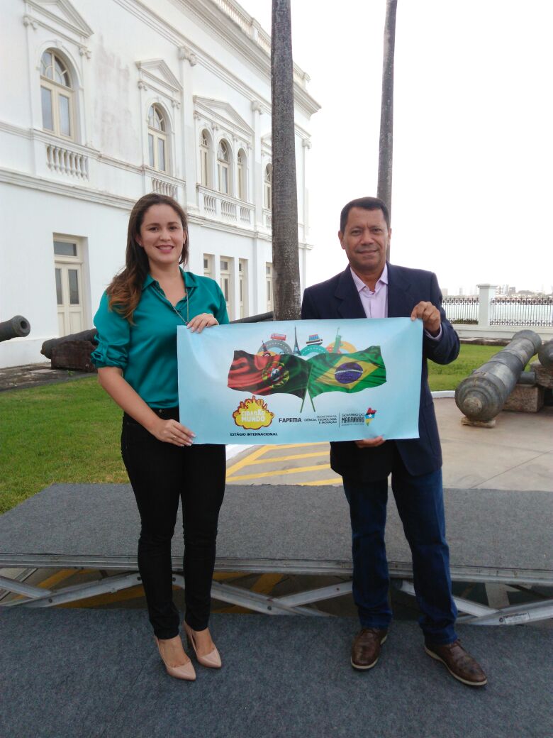 Aluna do Mestrado em Geografia da UEMA, Edilana Wasney Vieira, contemplada no edital e o orientador Prof. Dr. Antônio José de Araújo Ferreira Fonte: Vieira, 2016.