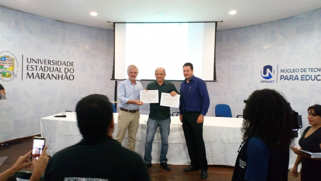 Prêmio recebido pelo Prof. Dr. José Sampaio de Mattos Júnior que no momento representou o aluno Ronaldo Barros Sodré