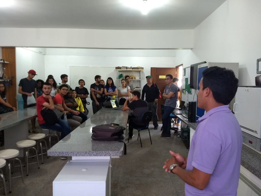 Visita ao Laboratório de Geociências com apresentação do técnico em Laboratório Ivan Lima